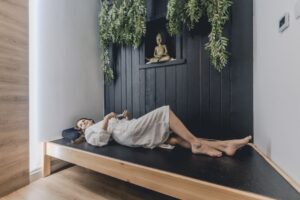 Sauna japońska Ganbanyoku w Łubinowym Wzgórzu – podgrzewane kamienie mineralne, relaksująca atmosfera, idealne miejsce na regenerację ciała i umysłu w Wiosce Zdrowia nieopodal Uzdrowiska Nałęczów.